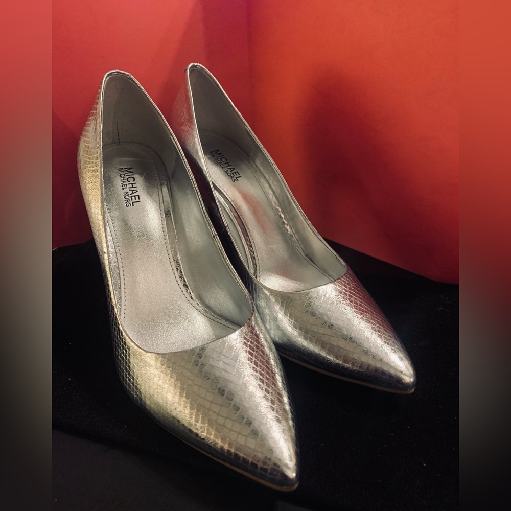 Michael by Michael Kors “Claire” metallic silver embossed faux snake 7.5M